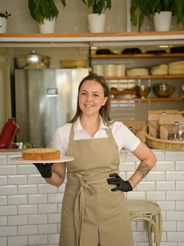 Elinde pastayla atölye ekibinden biri